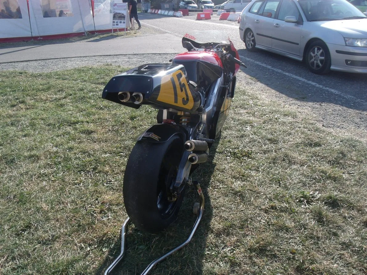Klassisches Rennmotorrad mit Startnummer 15
