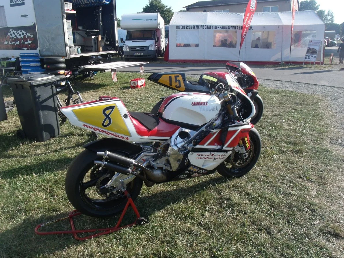 Klassisches Yamaha Rennmotorrad mit Startnummer 8