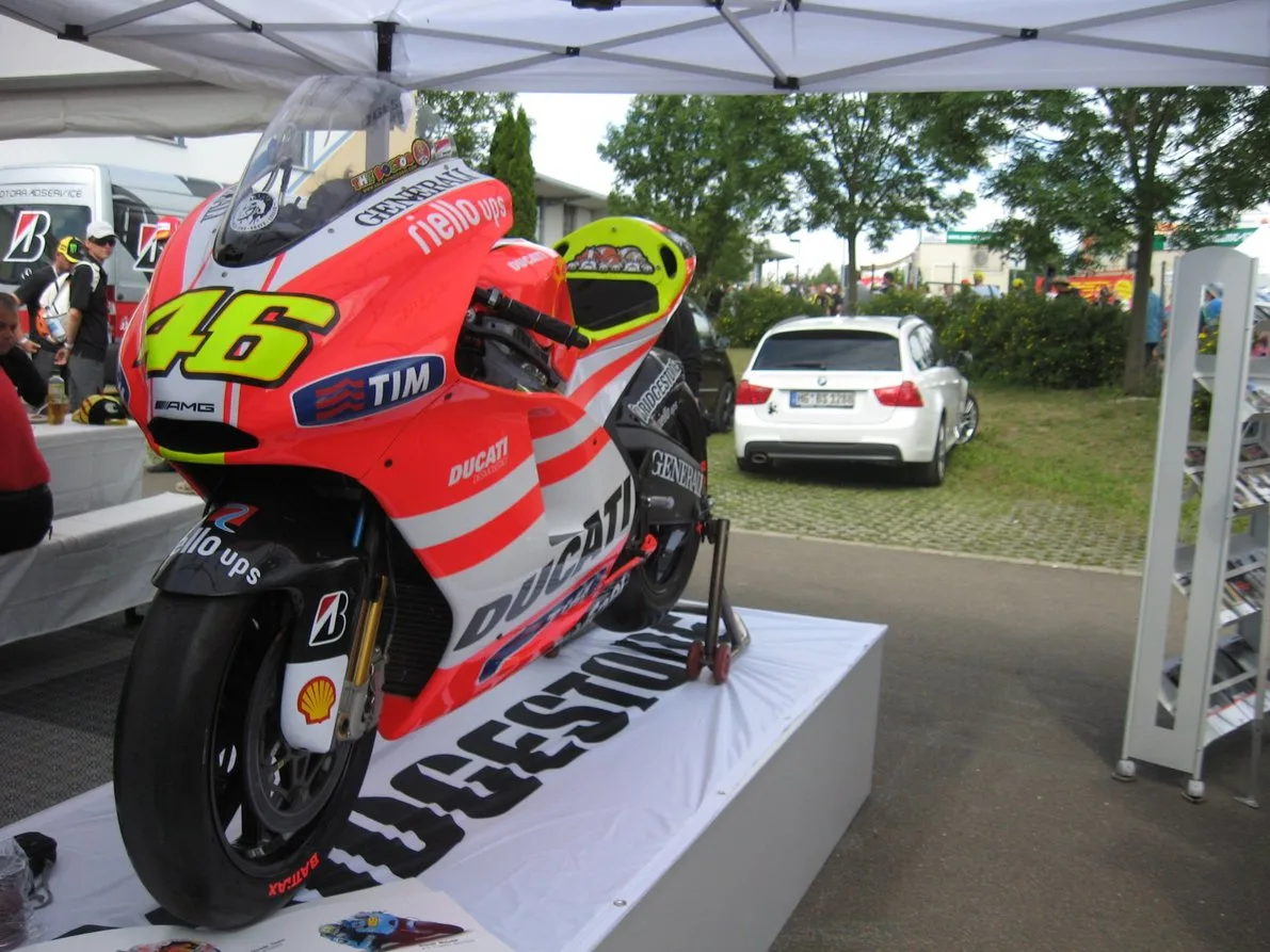 Rennmotorrad in einer Motorsport-Ausstellung
