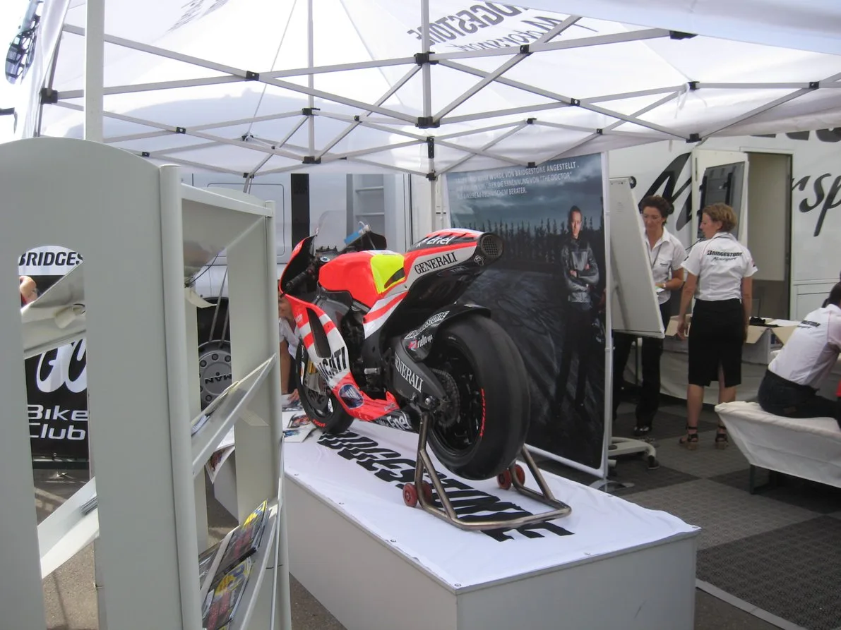 Rennmotorrad von hinten im Ausstellungsbereich