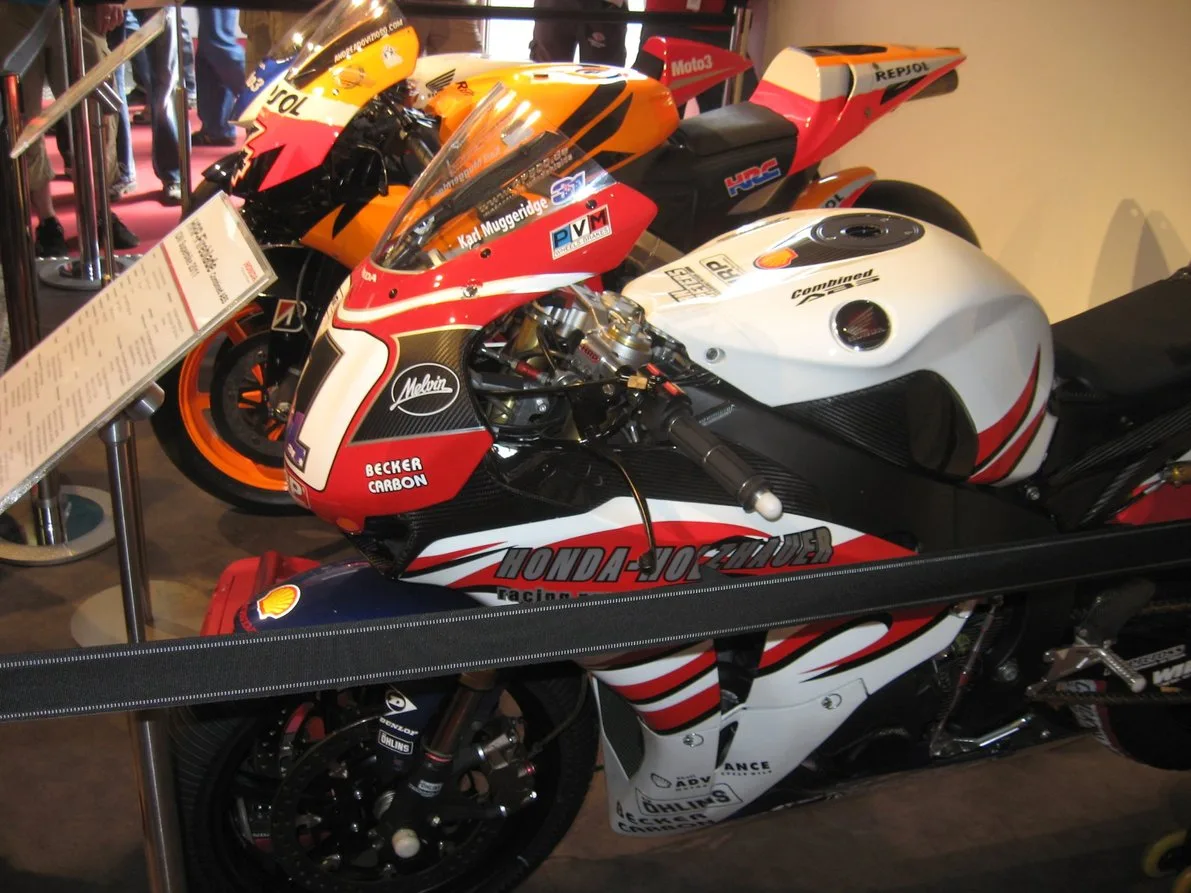 Honda und Repsol Rennmotorräder in einer Ausstellung