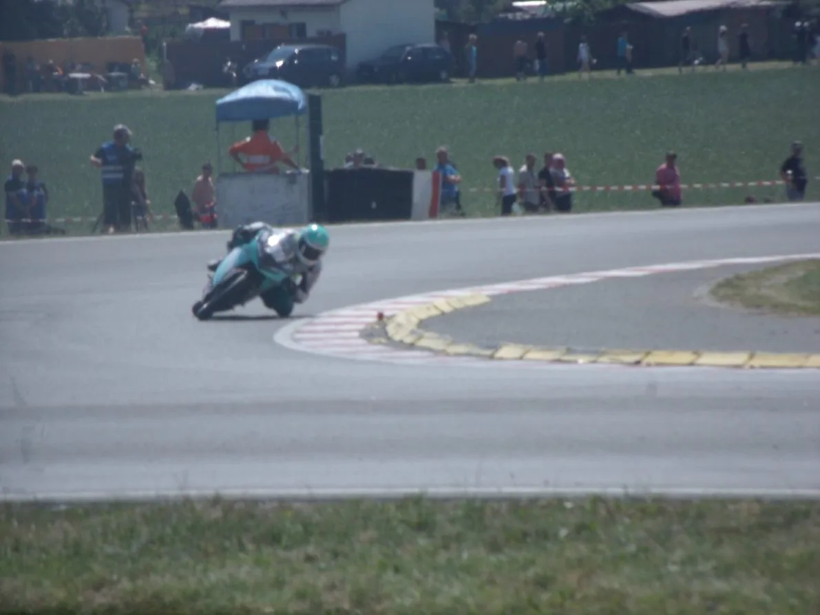 Motorradfahrer auf der Rennstrecke