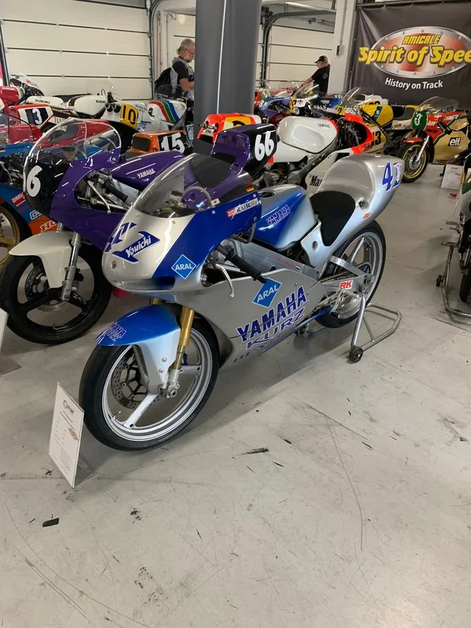Historische Rennmotorräder in einer Ausstellung